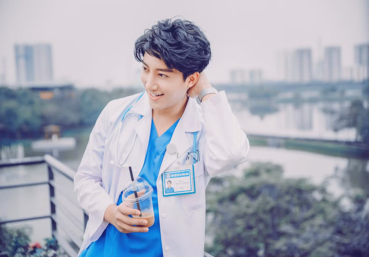 Những hình ảnh cực đẹp trai của bác sĩ sản khoa Vũ Quang đã khiến cho các chị em tha hồ nhộn nhịp. Ảnh sử dụng trong bài: FBNV.