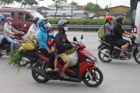 Người dân các tỉnh miền Tây kết thúc kì nghỉ lễ Dương lịch 2017 đi xe máy về lại thành phố