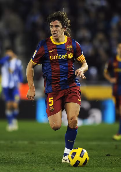 Carles Puyol là một trong những cầu thủ giỏi nhất thế giới ở giai đoạn những năm 2006 - 2010. Ở tuổi 35 và sau rất nhiều chất thương, anh đã trở nên chậm chạp hơn rất nhiều. Tuy nhiên với kinh nghiệm và ý chí phi thường, sự xuất hiện của Puyol trên sân có thể khiến bất cứ tiền đạo nào phải e ngại.