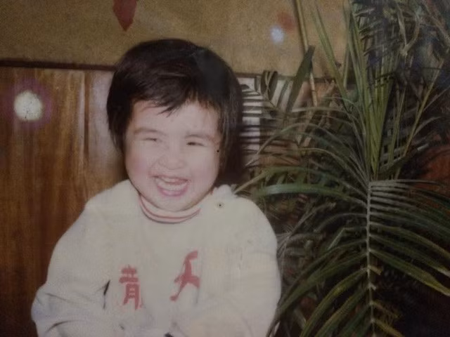  Hoa hậu Ngọc Hân mới đây đã chia sẻ một số hình ảnh thời thơ ấu trên trang cá nhân cùng những dòng nhật ký mẹ cô viết riêng cho con gái vẫn được lưu giữ một cách cẩn thận cho tới bây giờ.