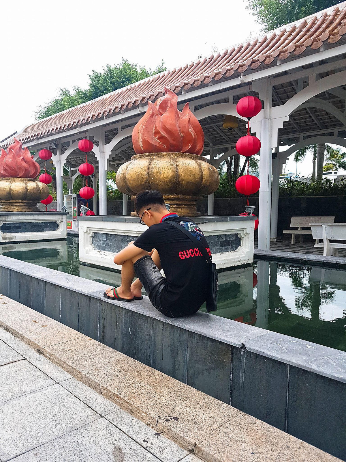 Sau khi chia sẻ lên mạng xã hội, bài viết đã thu hút sự chú ý của nhiều người dùng Facebook, nhất là các bạn trẻ thích đi du lịch. Đa phần mọi người đều cho rằng chắc hẳn anh bạn này phải có ít nhất là một bạn đi cùng để còn chụp ảnh.