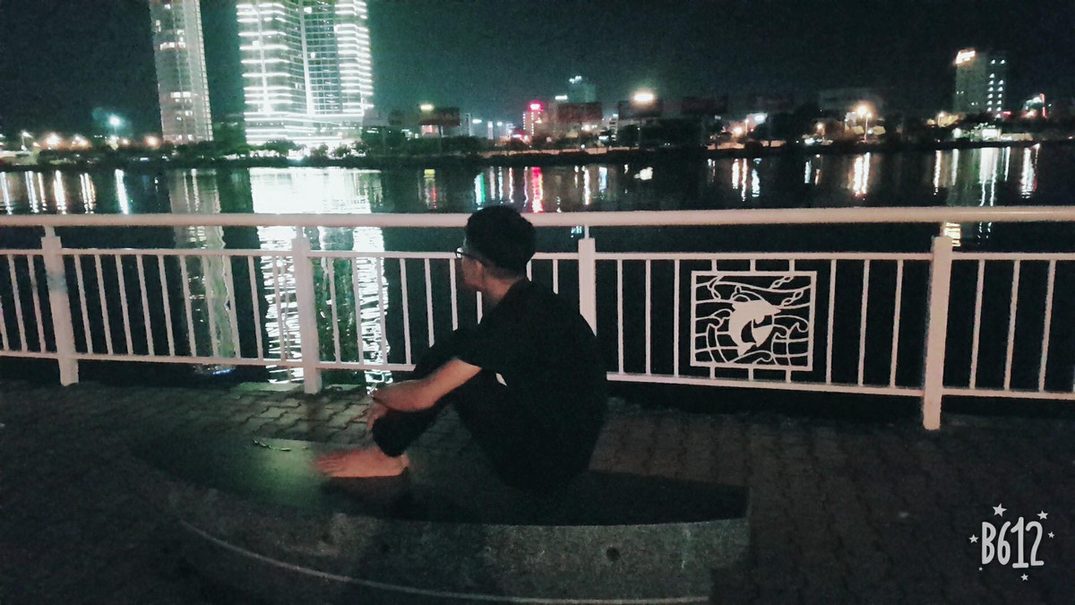 Lủi thủi ở ngoài phố một mình.