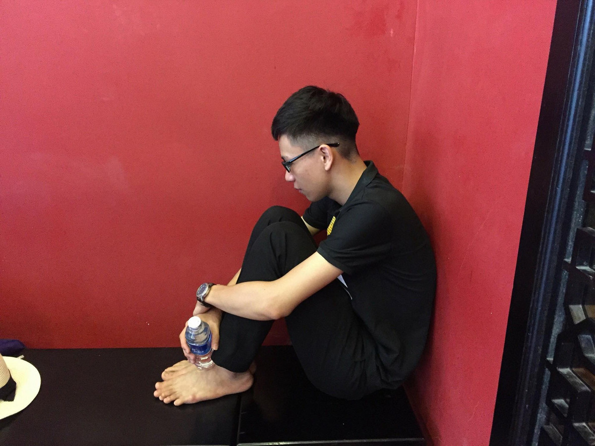 "Dù đi du lịch một mình hay với ai đi nữa, thì bạn cũng nên chuẩn bị kỹ lưỡng những thứ thiết yếu như bản đồ, la bàn, điện thoại có chức năng định vị, một đôi chân khỏe và cái miệng lanh lợi hay cười" một dân mạng để lại bình luận dưới những bức ảnh du lịch một mình của Nguyễn Xuân Huy.