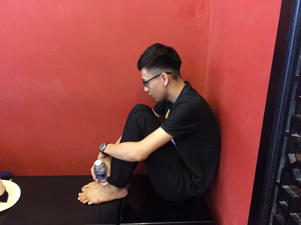 "Dù đi du lịch một mình hay với ai đi nữa, thì bạn cũng nên chuẩn bị kỹ lưỡng những thứ thiết yếu như bản đồ, la bàn, điện thoại có chức năng định vị, một đôi chân khỏe và cái miệng lanh lợi hay cười" một dân mạng để lại bình luận dưới những bức ảnh du lịch một mình của Nguyễn Xuân Huy.