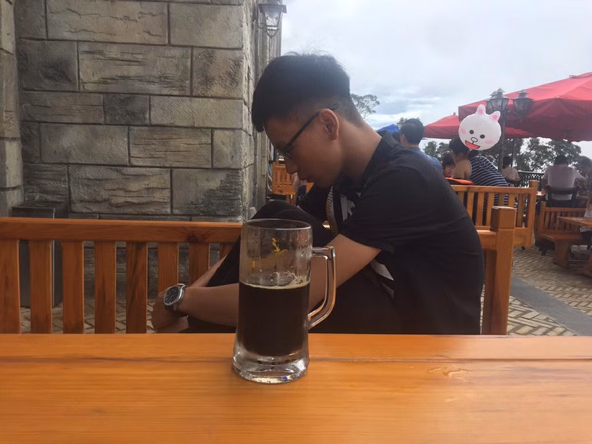 Bên cạnh đó cũng nhiều ý kiến cho rằng có thể anh chàng này nhờ người chụp hộ để có những bức ảnh trong tội nghiệp trong chuyến du lịch của mình.