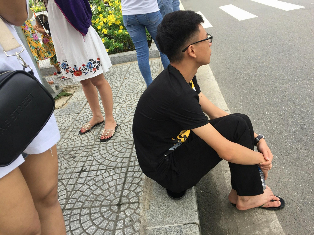 Ngoài việc không biết ai chụp ảnh cho thanh niên này khi anh ta tuyên bố đi du lịch một mình, thì mọi người cũng bị thu hút bởi kiểu tạo dáng ngồi bó gối cho tất cả những bức ảnh chụp của mình trong chuyến đi