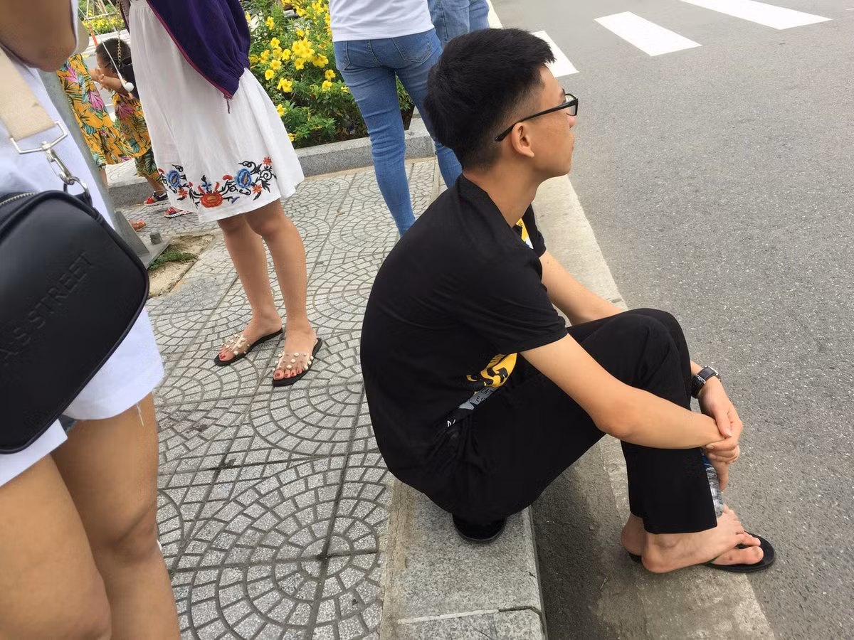 Ngoài việc không biết ai chụp ảnh cho thanh niên này khi anh ta tuyên bố đi du lịch một mình, thì mọi người cũng bị thu hút bởi kiểu tạo dáng ngồi bó gối cho tất cả những bức ảnh chụp của mình trong chuyến đi