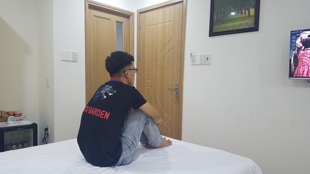 Đến về phòng cũng chỉ có một mình.