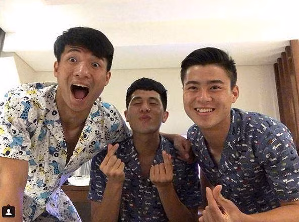 "Lầy lội" là thế, nhưng có lúc 2 chàng trai Tiến Dũng - Đình Trọng cũng rất bảnh bao.