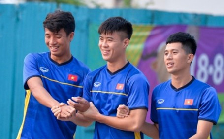 Nhiều fan hài hước bình luận về 3 chàng hậu vệ U23 Việt Nam này: "Thân nhau từ lúc ăn sáng tới khi đi ngủ là có thật".