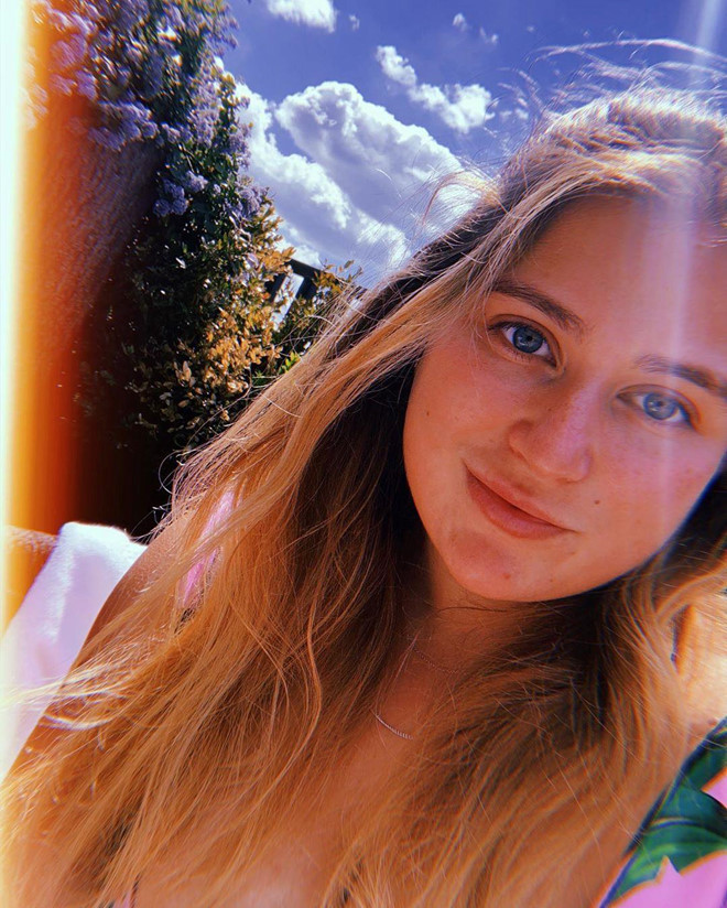 Hiện Sofia sống cùng mẹ trong 2 căn biệt thự ở Belgravia và Quảng trường Chester tại London, Anh. Tuy không sống cùng bố, nhưng con gái ông chủ đội bóng thành London luôn nhận được sự hậu thuẫn, yêu chiều.