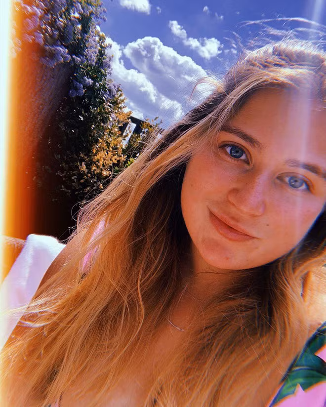 Hiện Sofia sống cùng mẹ trong 2 căn biệt thự ở Belgravia và Quảng trường Chester tại London, Anh. Tuy không sống cùng bố, nhưng con gái ông chủ đội bóng thành London luôn nhận được sự hậu thuẫn, yêu chiều.