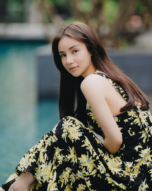 Bên cạnh mối quan hệ với các ngôi sao thể thao, con gái ông chủ CLB bóng đá Valencia còn có mối quan hệ khá tốt với những ngôi sao tầm cỡ thế giới như David Beckham, Seungri, Dennis Đỗ...