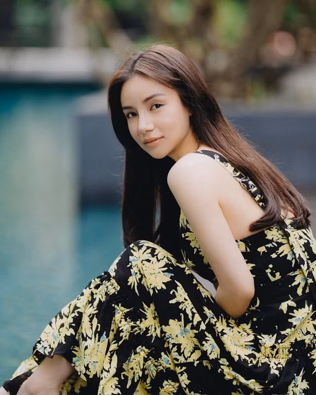 Bên cạnh mối quan hệ với các ngôi sao thể thao, con gái ông chủ CLB bóng đá Valencia còn có mối quan hệ khá tốt với những ngôi sao tầm cỡ thế giới như David Beckham, Seungri, Dennis Đỗ...