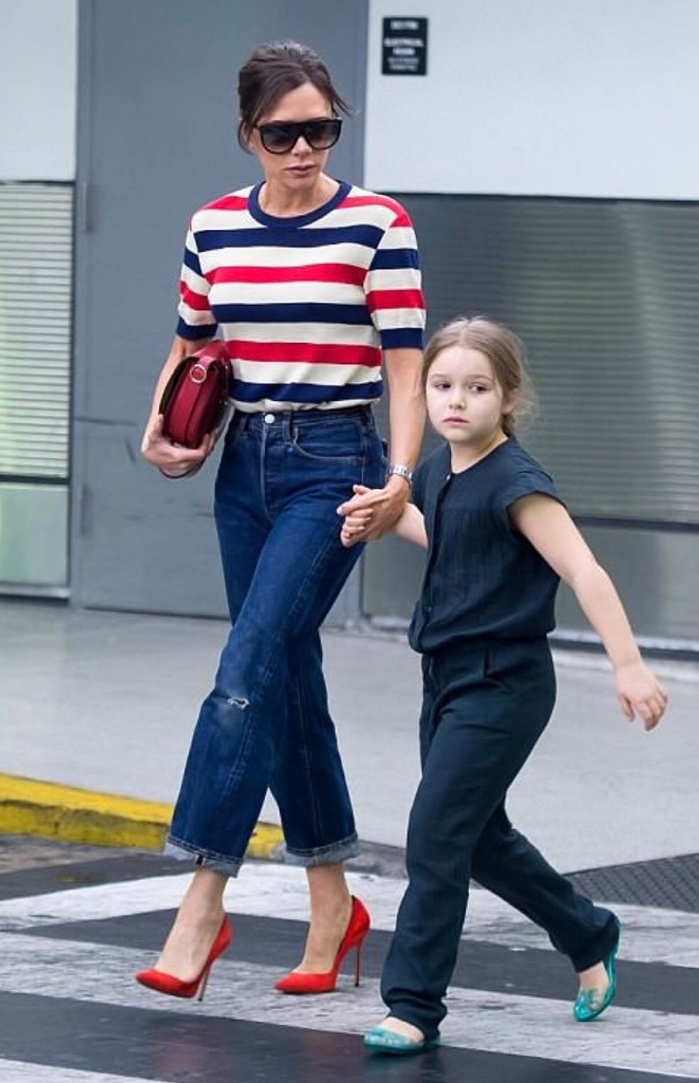 Harper được mẹ sắm cho tủ đồ quần áo riêng đến từ các thương hiệu cao cấp. Vì thế, “công chúa nhà Beck” sớm trở thành một biểu tượng thời trang nhí.