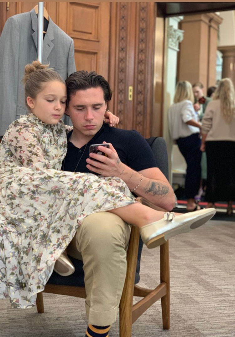 Huyền thoại David Beckham cưng con gái tới nỗi xăm dòng chữ "Pretty Lady Harper" (Quý cô xinh đẹp Harper) lên vai trái của mình bên cạnh một trái tim. Bên cạnh đó, ái nữ nhà Beck ở hữu lượng người hâm mộ "khủng" trên thế giới vì vẻ ngoài đáng yêu.