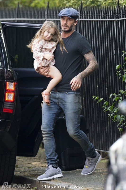 Sinh ra trong gia đình có bố và mẹ đều là siêu sao, Harper được cả nhà hết mực cưng chiều từ nhỏ.