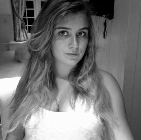 Mỗi khi ra khỏi nhà, Sofia đều được một đoàn vệ sĩ chuyên nghiệp tháp tùng, di chuyển bằng xe Range Rovers chống đạn hoặc máy bay trực thăng.