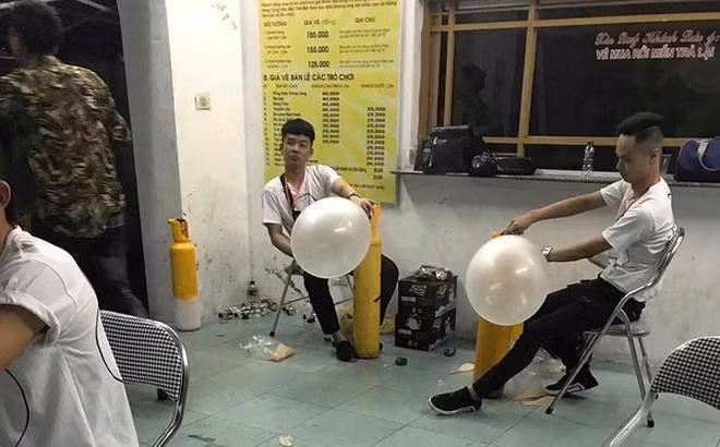 Trên MXH, nhiều dân mạng cho rằng việc sử dụng chất kích thích đặc biệt là các dạng ma túy tổng hợp trong các chương trình đại nhạc hội là điều tuyệt đối cấm. Không ít lần việc BTC của các chương trình nhắc nhở nhưng tại "Trip to the moon" chính BTC lại bán "bóng cười" cho các "dân chơi" để kiếm lời.