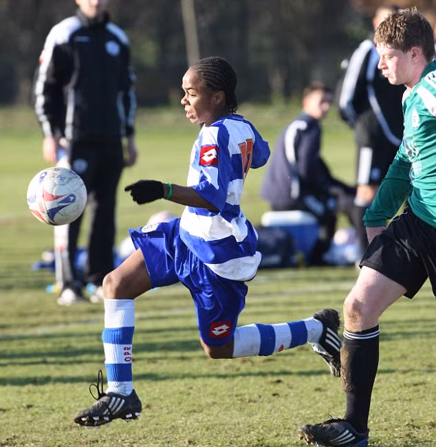 Raheem Sterling trưởng thành từ lò đào tạo của CLB QPR. Biết được tài năng của Sterling, CLB Liverpool đã mua anh về vào năm 2010.