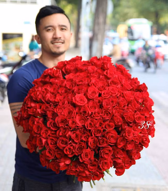 Bên cạnh chiều dài ấn tượng, món quà Valentine đặc biệt này còn có cánh dày, đường kính của bông khi nở lớn, lâu tàn và màu sắc đỏ thắm.
