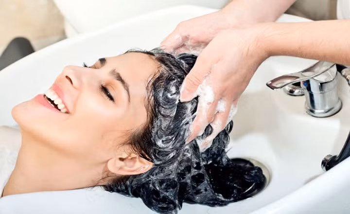 Để tóc sau khi nhuộm giữ được màu, bạn nên gội sau 2 ngày và dưỡng tóc bằng dầu trước khi gội.