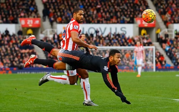 Mắc lỗi trực tiếp dẫn đến bàn thua của Man United, xem ra chiếc áo số 7 thực sự quá rộng với Depay.