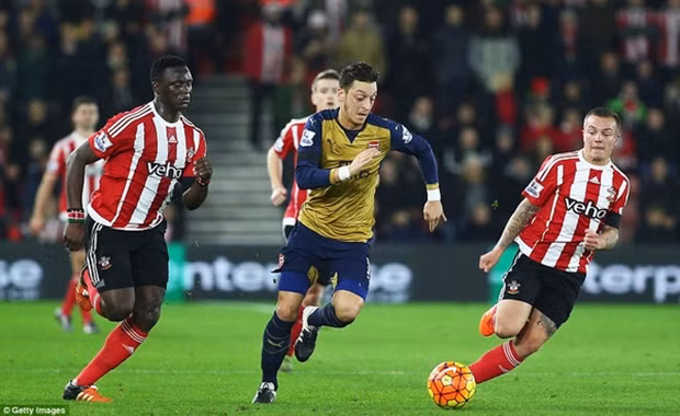 Sau những tuần đấu thăng hoa, Oezil đã trở về với hiện thực. Trước dàn tiền vệ giàu sức mạnh và tốc độ của Southampton, tuyển thủ người Đức không có đất để kiến tạo.