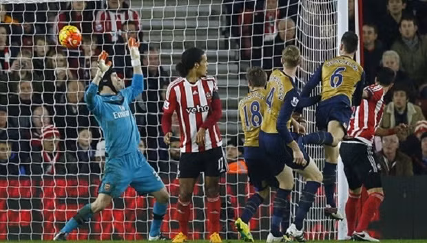 Đứng trong khung thành của đội hình tệ nhất vòng 18 Premier League không ai khác đó chính là thủ thành Petr Cech của CLB Arsenal. Thủ môn người CH Séc đã trải qua một đêm ác mộng khi để thủng lưới tới 4 bàn. Nguyên nhân dẫn đến điều này một phần cũng vì hàng thủ của Arsenal chơi tệ vô cùng nên khiến Cech rơi vào hoàn cảnh khó khăn.