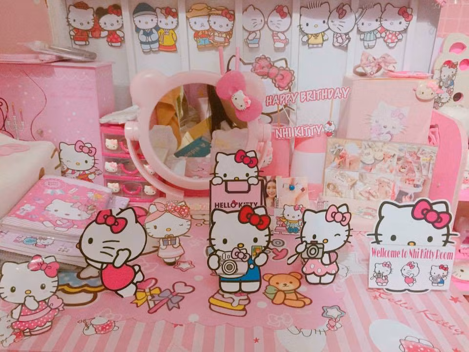 Tất cả các đồ trong nhà kể cả vật dụng cá nhân của cô nàng có biệt danh Nhi Kitty đều mang tông màu hay mang hình chú mèo Hello Kitty.