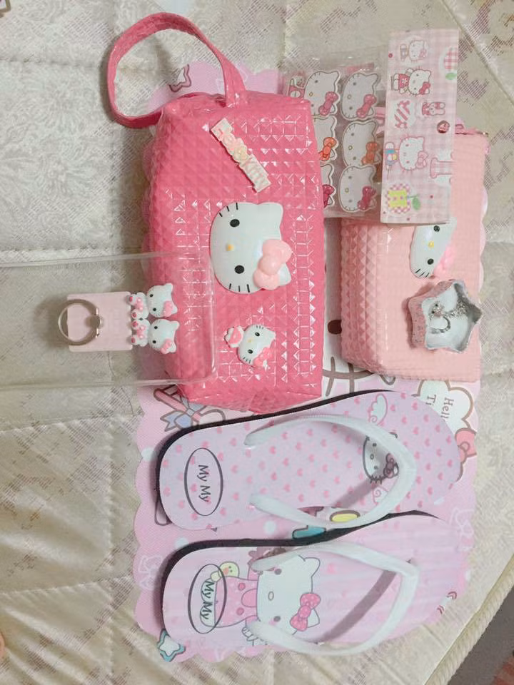 Không chỉ có bản thân mình yêu mèo Hello Kitty mà Nhi Kitty còn "lây lan" cho chính anh chàng người yêu của mình.