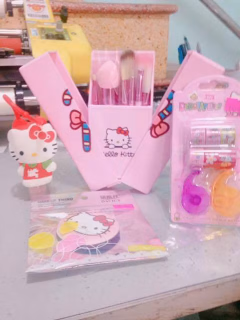 Bộ trang điểm cũng Hello Kitty được Nhi giữ gìn rất cẩn thận.