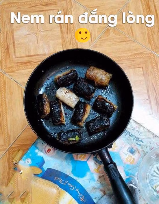 Rán nem tưởng chừng như công việc khá đơn giản trong hàng trăm công thức nấu ăn. Nhưng vẫn còn đó, các chị em dành cả tuổi thanh xuân để rán nem, nhưng thân nem vừa cháy lại vừa hao dầu.