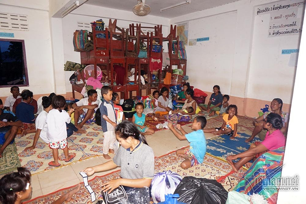 Bác sĩ Việt phụ trách việc khám chữa bệnh cho người dân đang tập trung tại điểm sơ tán