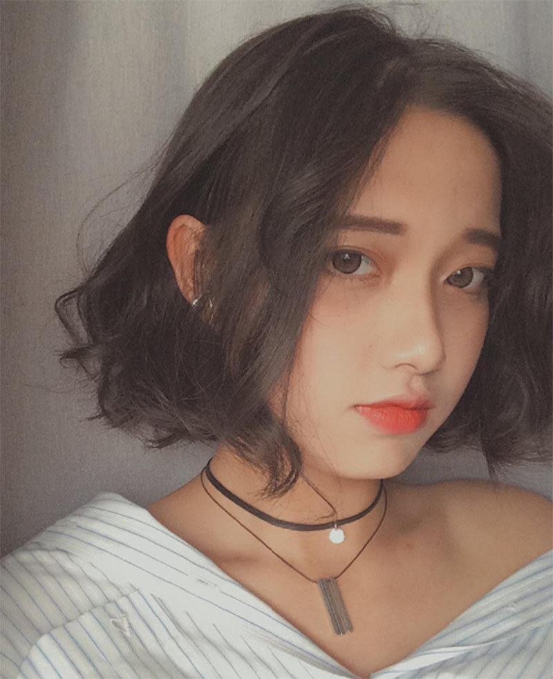 Nữ sinh 10X nổi tiếng nhờ selfie với chiếc khăn đó là Lê Thanh Hà Vi sinh năm 2001, hiện đang là học sinh trường THPT Trần Phú (Đà Lạt).