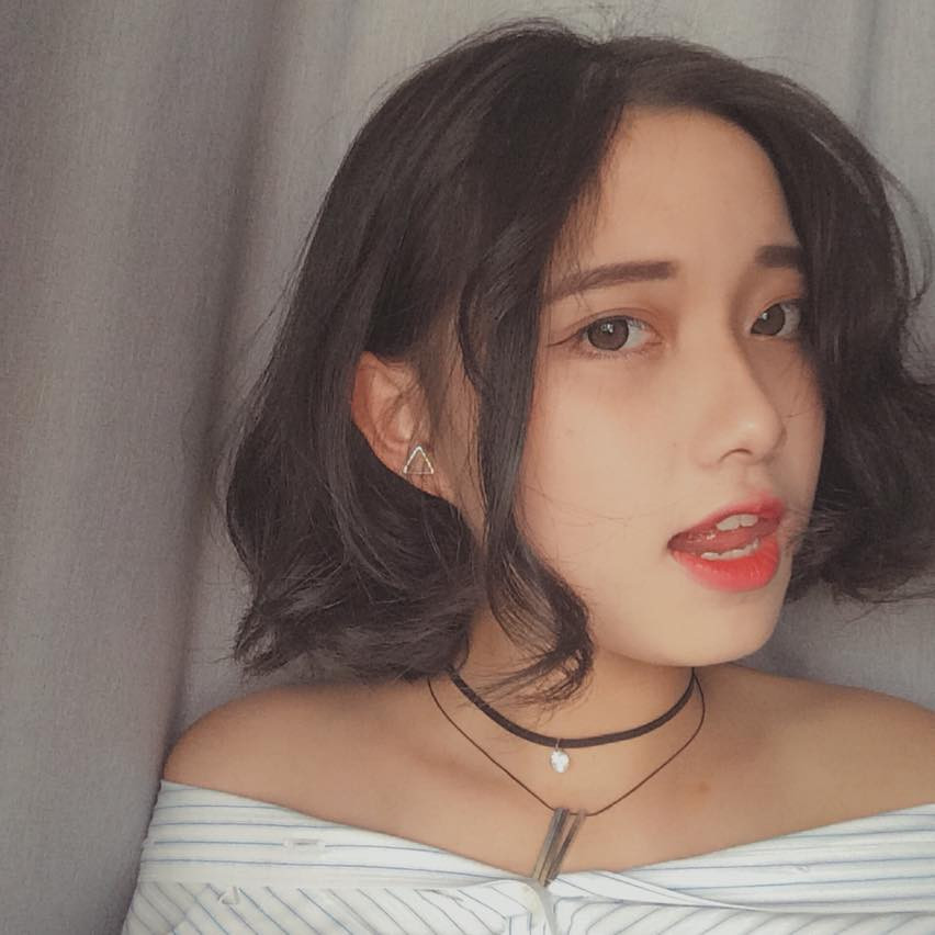 Bên ngoài, Hà Vi cao 1m65, mái tóc ngắn qua vai càng làm lộ những nét ưa nhìn trên khuôn mặt của cô nữ sinh 10X.