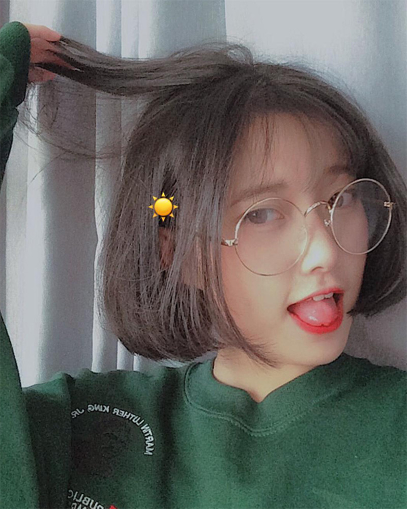 Chia sẻ về bức ảnh đưa mình đến với nhiều người, Hà Vi chia sẻ: "Bức ảnh được chụp hồi tháng 8, mình chỉ ngẫu hứng chụp chơi thôi, ai ngờ lại được chia sẻ nhiều đến thế".