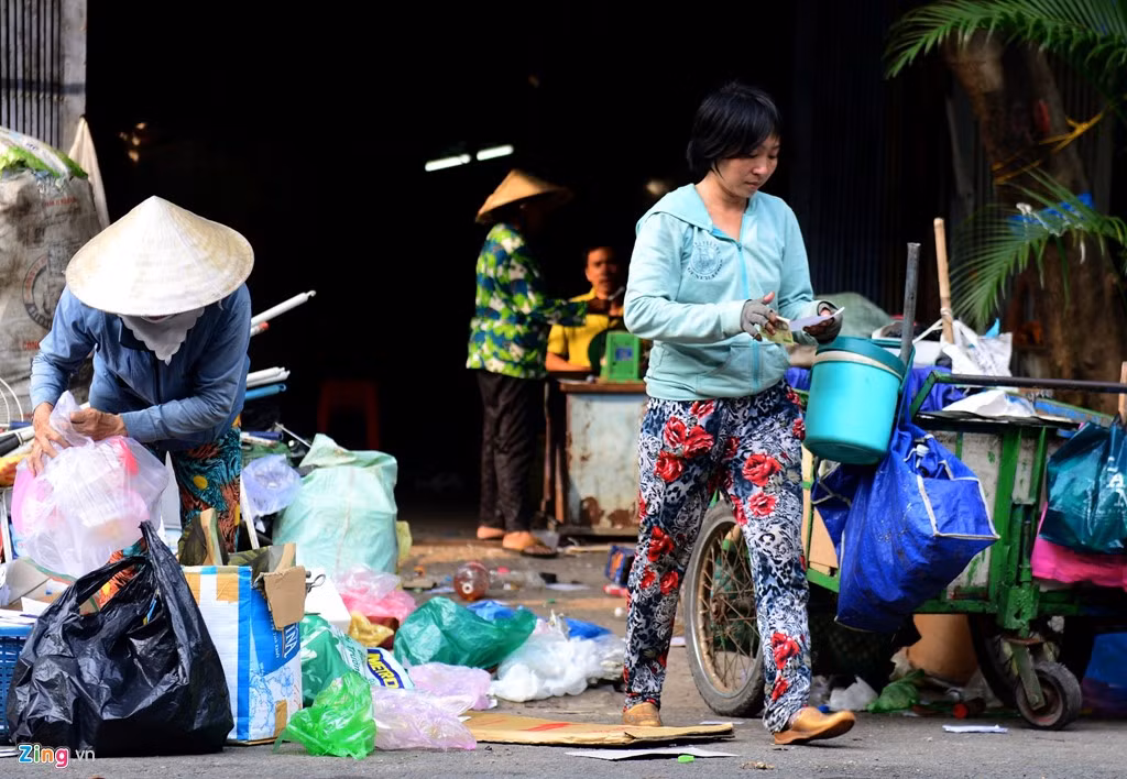Một ngày một đêm chị nhặt ve chai được chỉ chừng 100.000 đồng, số tiền không đủ trang trải cuộc sống.