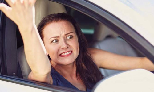 Nói bậy, chửi tục hay có những cử chỉ thô lỗ (như giơ ngón tay giữa) là những hành vi bị liệt vào dạng phạm tội ở các nước Tiểu Vương quốc Ả Rập (UAE).