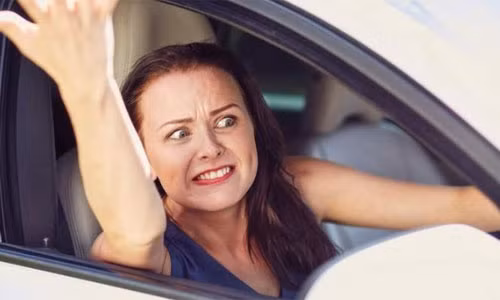 Nói bậy, chửi tục hay có những cử chỉ thô lỗ (như giơ ngón tay giữa) là những hành vi bị liệt vào dạng phạm tội ở các nước Tiểu Vương quốc Ả Rập (UAE).