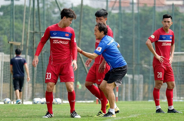 Từng trải qua sự nghiệp thi đấu đỉnh cao lại có nền tảng kiến thức bóng đá sâu rộng, ông Lee được xem là "bộ não" của ông Park.