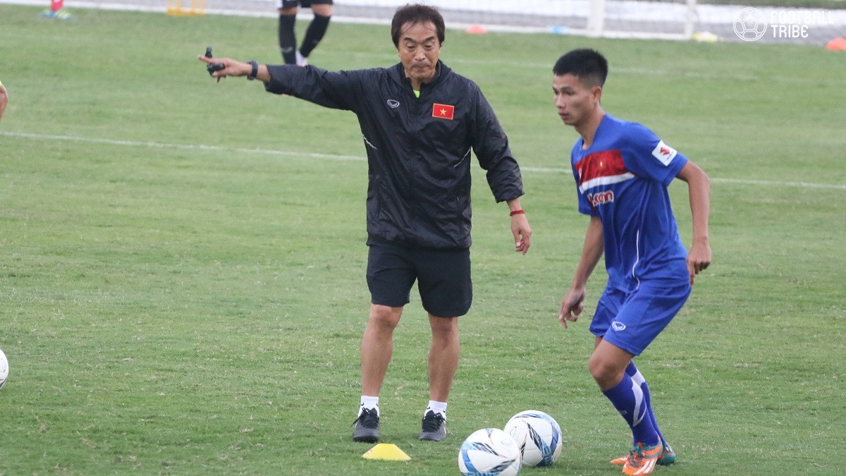 Trợ lý Lee Young Jin thường xuyên theo sát các nhóm cầu thủ trong buổi tập.