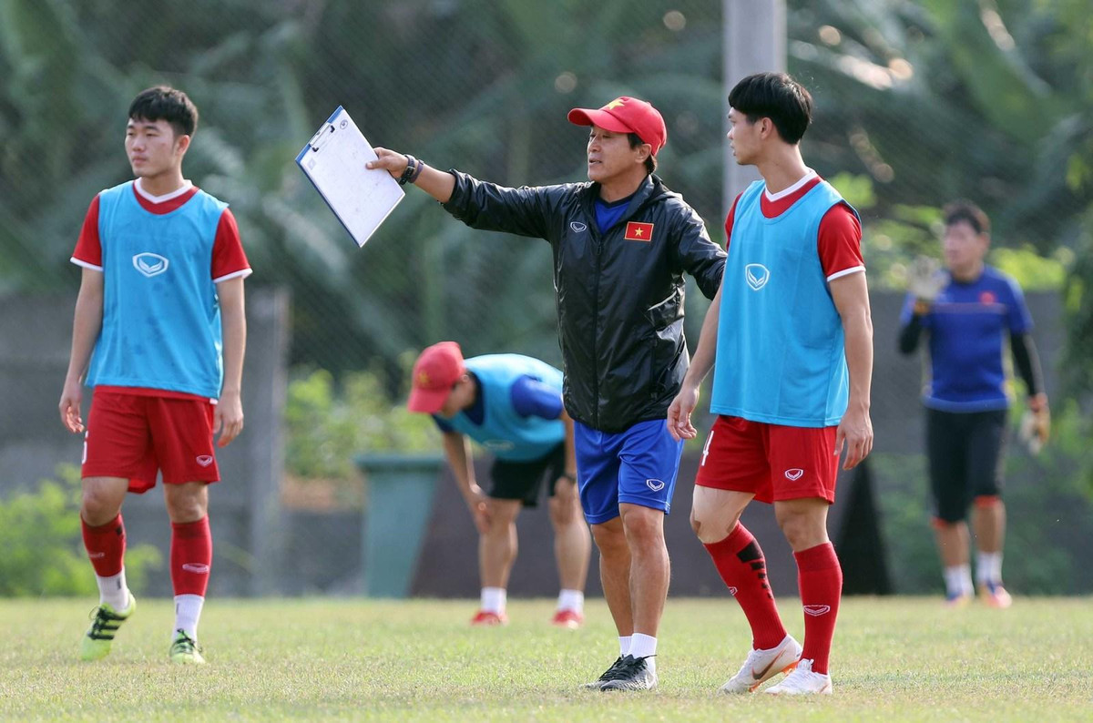 Trong công tác huấn luyện, trợ lý Lee Young Jin cũng tự tay uốn nắn các cầu thủ trong từng động tác và cũng chính ông là người thị phạm để các học trò tập theo.