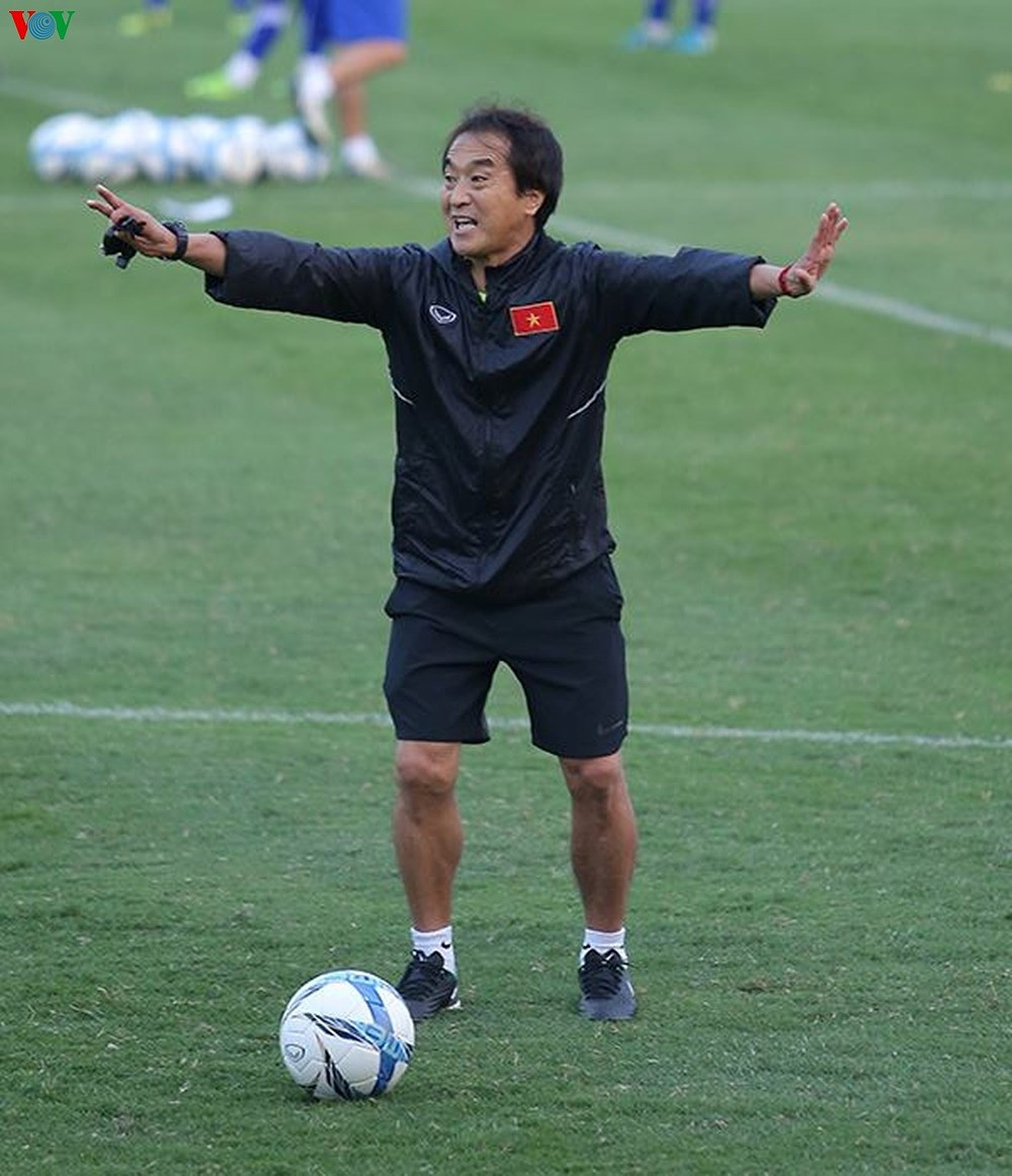 Tất cả những chỉ đạo và thị phạm của trợ lý Lee Young Jin đều được truyền tải rất rõ đến các cầu thủ.