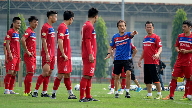 Khi giải nghệ cầu thủ, ông Lee có rất nhiều lựa chọn nghề nghiệp nhưng ông đã quyết định theo HLV Park Hang-seo sang Việt Nam làm công tác huấn luyện.