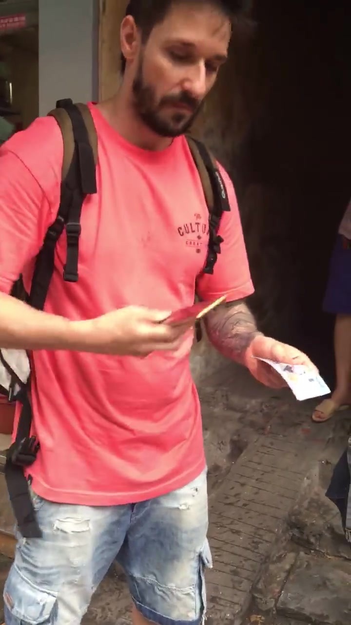 Cụ thể, trong đoạn clip được ghi lại một khách Tây tố người lái xích lô lừa đảo ở Hà Nội sau khi có chuyến du lịch bằng xích lô tham quan Lăng Bác Hồ Chí Minh.