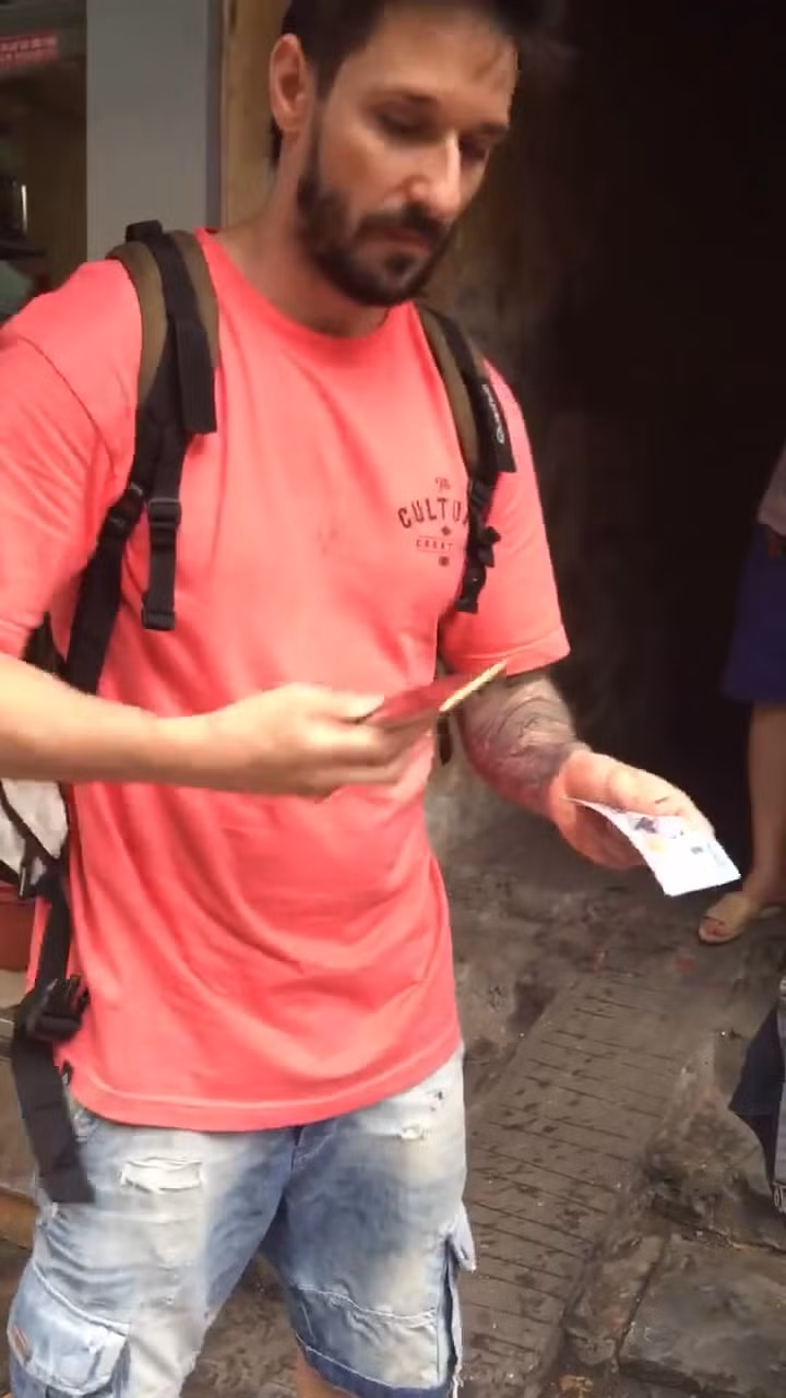 Cụ thể, trong đoạn clip được ghi lại một khách Tây tố người lái xích lô lừa đảo ở Hà Nội sau khi có chuyến du lịch bằng xích lô tham quan Lăng Bác Hồ Chí Minh.