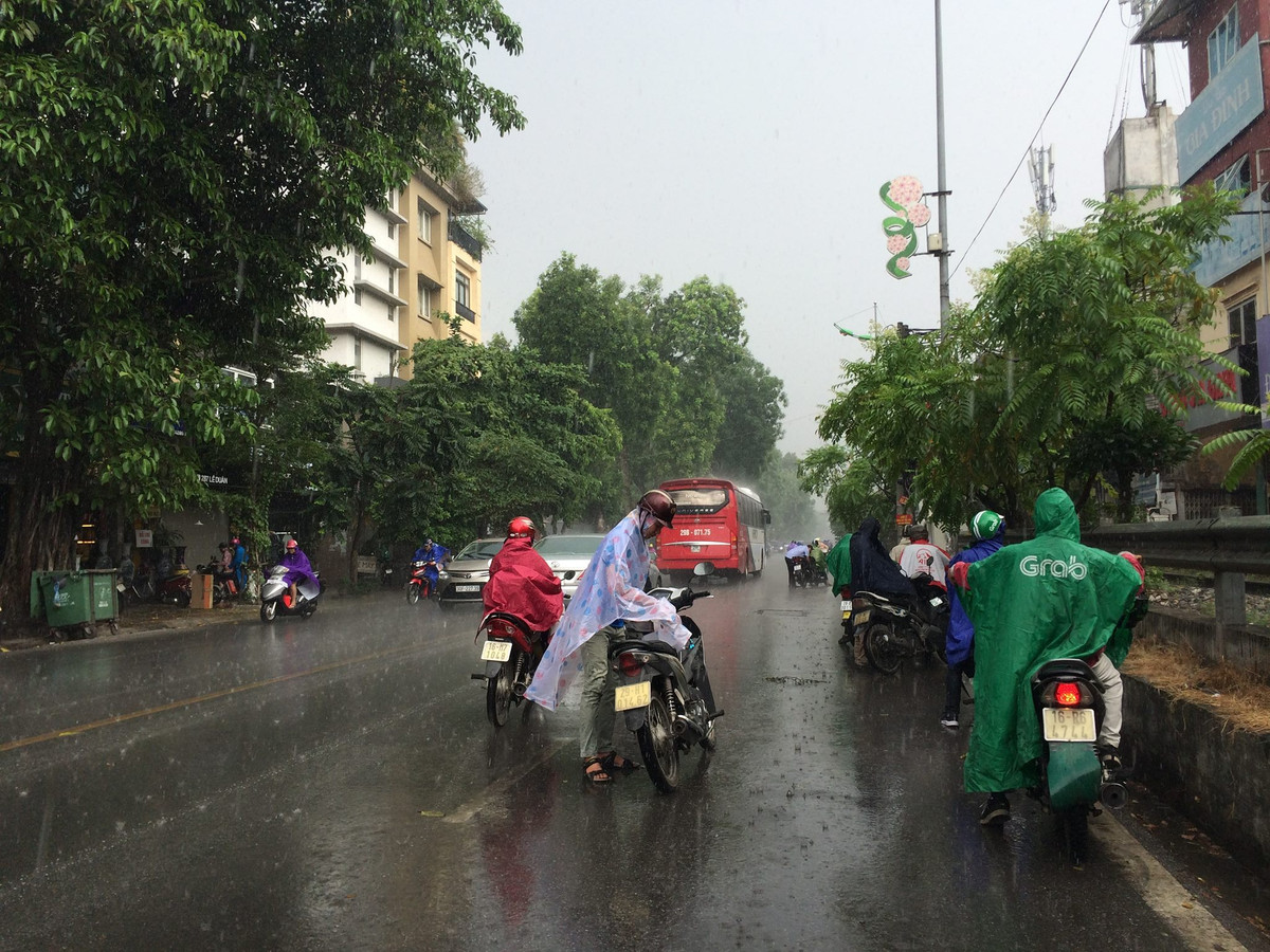 Người dân Hà Nội đang rất cần những cơn mưa như thế này, nhiều bạn còn bình luận rằng cơn mưa như đem lại sức sống.