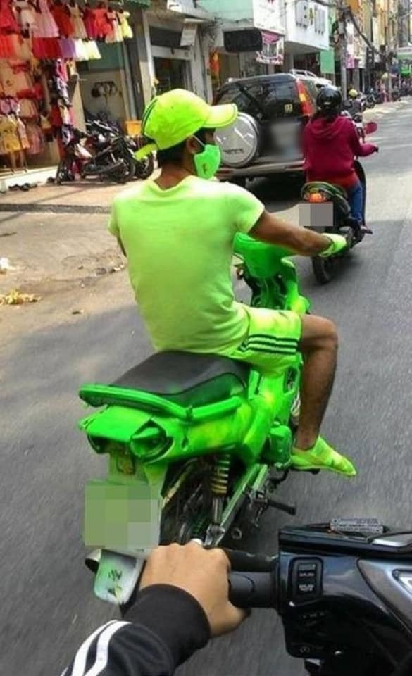 Nhiều người hỏi rằng "tông-xoẹt-tông" có nghĩa là gì? thì giải thích của dân mạng đó là trên dưới cùng một màu.