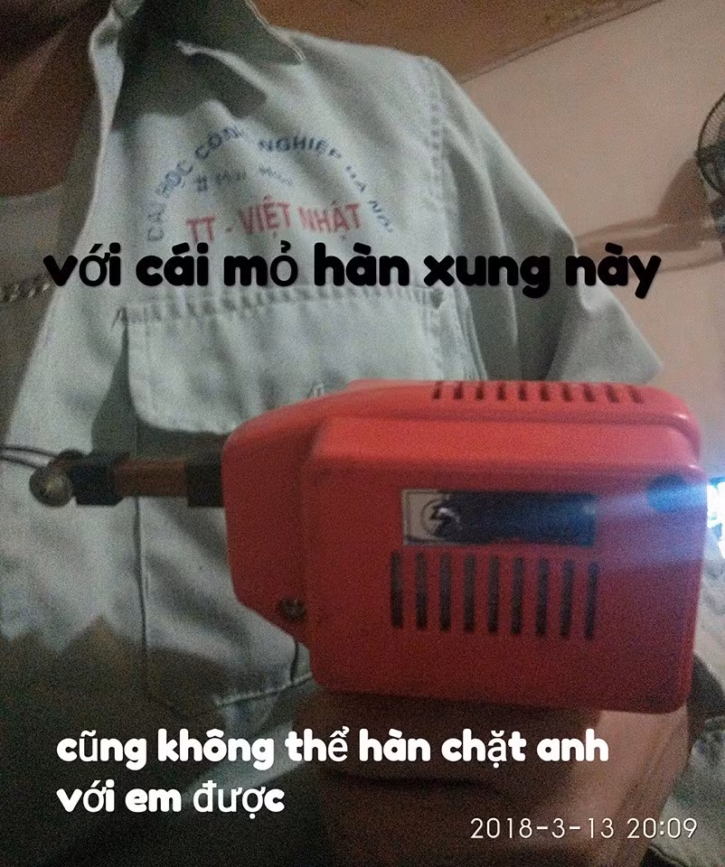 Cách kể những câu chuyện tình yêu bằng những vật dụng khác nhau như rau quả hay bằng những nhân vật hư cấu là chuyện không hiếm trên mạng xã hội. Tuy nhiên, nói nên chuyện tình cảm bằng linh kiện điện tử chắc chỉ có sinh viên Đại học Công Nghiệp mới nghĩ ra được.